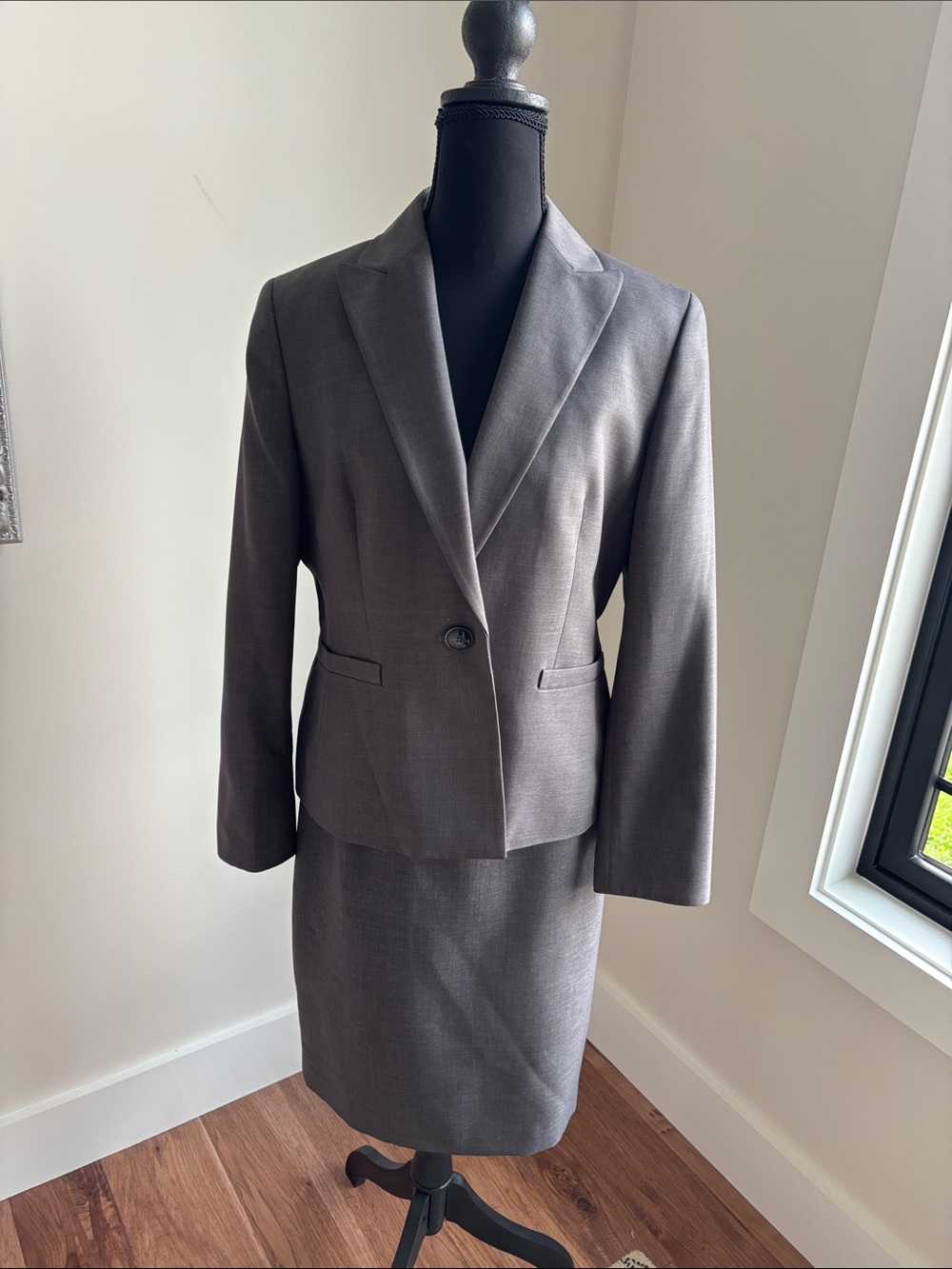 Kasper Women's Gray Single-Button Blazer and Pencil Skirt Set